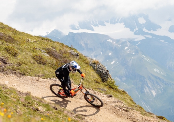 Fabio Wibmer bei der &quot;Jungfernfahrt&quot; im Bikepark Großglockner