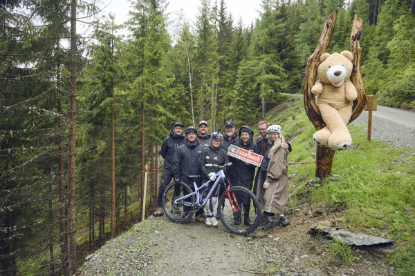 Vali H&ouml;ll testet neue Bearly Legal-Line in Saalbach