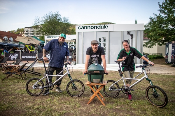 Thomas, Philipp Martin (Cannondale) und Jenny bei der &Uuml;bergabe der "Hooligans"