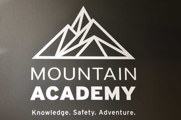 Atomic und Salomon gründen zusammen den ersten Online Kurs seiner Art für Skifahrer zum Thema Sicherheit im Backcountry 