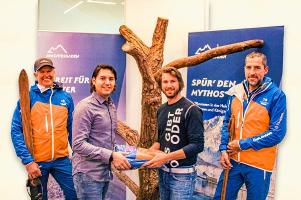 Freuen sich auf ihre Einsätze in der neuen Teamware von hyphen-sports: Eddy Balduin (li.) und Boris Bregar (re.) vom Meinungsbildner-Team mit Fabian Steinmetz, Marketing Manager Blizzard &amp; Tecnica (2.v.li), und Andi Schreilechner , Head of Sales hyphen-sports.