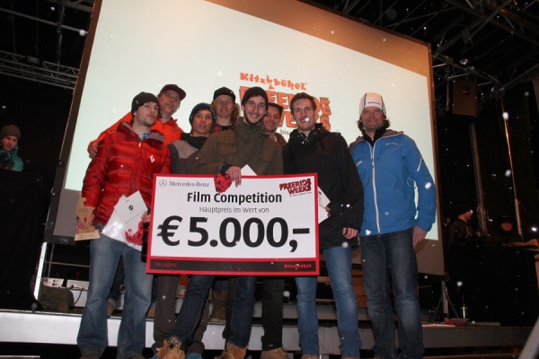 Jurymitglied Allard Faas (2.v.l.), Freeride-Pro Matthias Haunholder (4.v.l.) und Manfred Hofer von Kitzb&uuml;hel Tourismus (r.) gratulierten den siegreichen Jungs von "Contains Powder" (Film) und "Freiraum" (Foto)