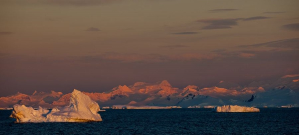 The North Face&reg; Athleten entdecken arktisches Snowboard-Paradies